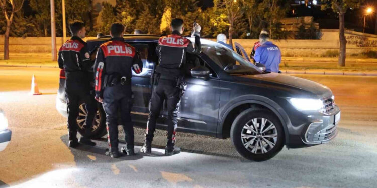 Gözaltına Alındı, Polis Otosundaki Yerini Beğenmedi: "Arkaya Gerek Var Mı?"