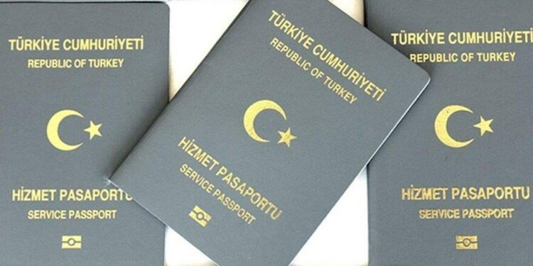 Gri pasaportla insan kaçakçılığı skandalını ortaya çıkaran memur görevden atıldı