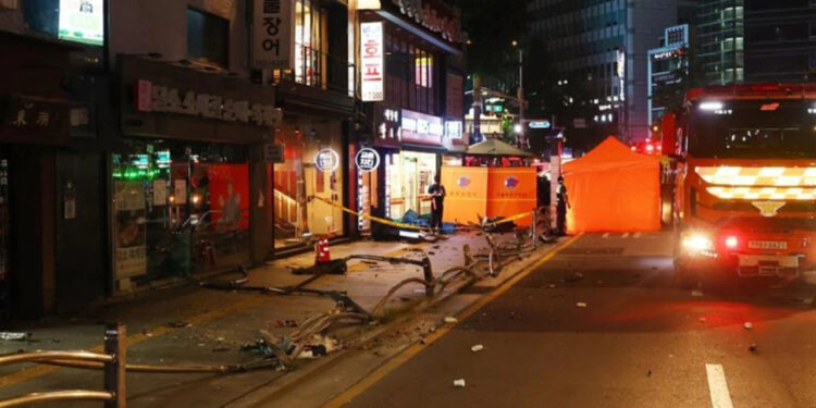 Güney Kore'de kontrolünü kaybeden araç yayaların arasına daldı: 9 kişi hayatını kaybetti