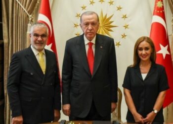 Hadi Özışık kızıyla Saray’da: ‘Şer cephesi kudurmaya devam edecek’