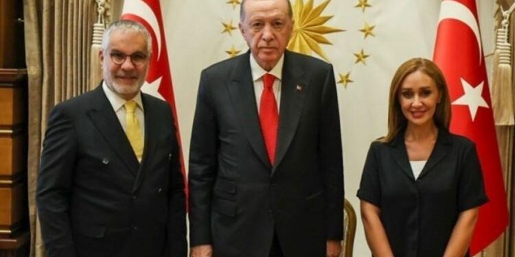 Hadi Özışık kızıyla Saray’da: ‘Şer cephesi kudurmaya devam edecek’