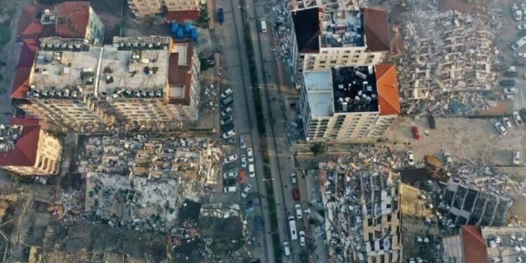 Hatay'daki depremzedeler elektrik kesintileriyle mücadele ediyor