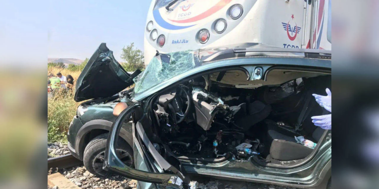 Hemzemin geçitte kaza: 3 ölü