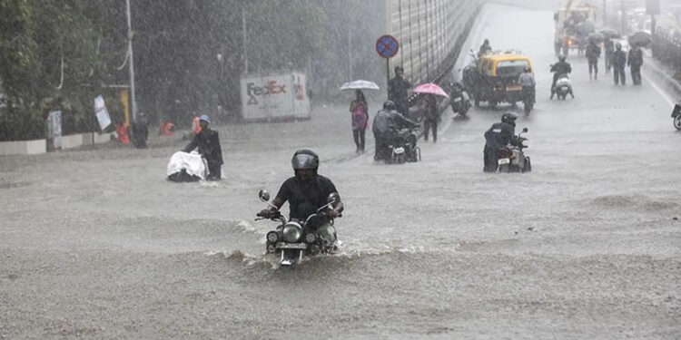 Hindistan'da Şiddetli Yağışlar 56 Can Aldı