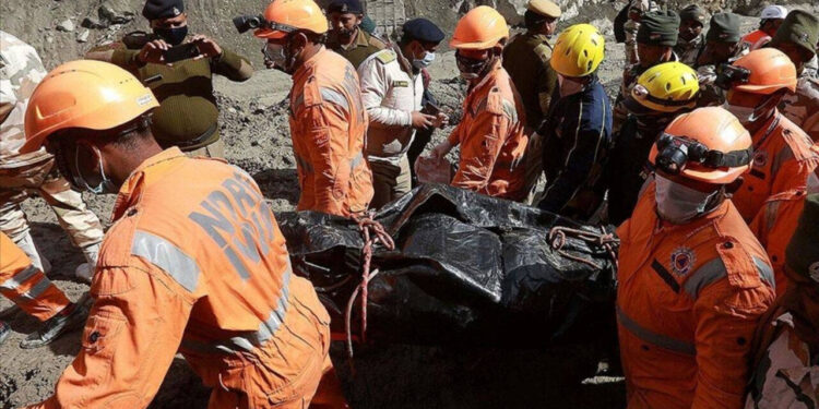 Hindistan'da Yıldırım Düştü: 63 Kişi Hayatını Kaybetti