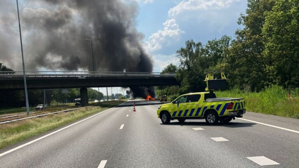 Hollanda'da Otoyola Uçak Düştü