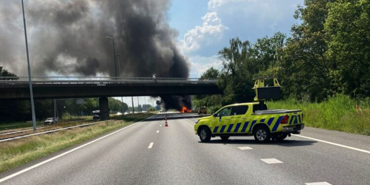 Hollanda'da Otoyola Uçak Düştü