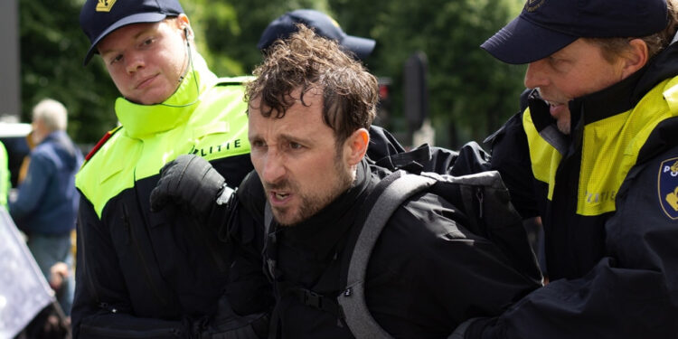 Hollanda'da Polis Müdahalesi: Yüzlerce Eylemci Gözaltına Alındı