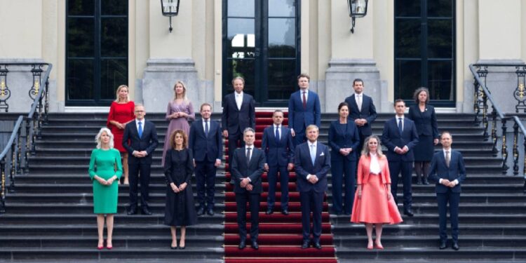 Hollanda'da aylar süren tartışmalardan sonra Wilders'siz Wilders hükümeti göreve başladı