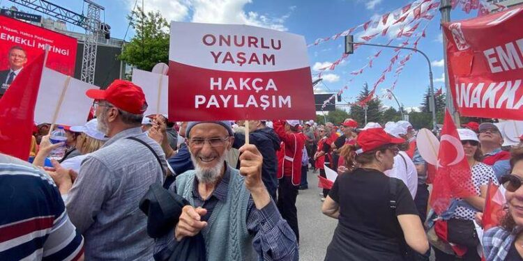 İktidarın neden olduğu ekonomik krizin faturası emekçilerin sırtına biniyor