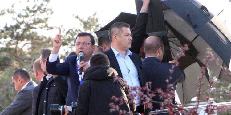 İmamoğlu'na taşlı saldırı davasında 28 sanığa 5 ay 26'şar gün hapis cezası