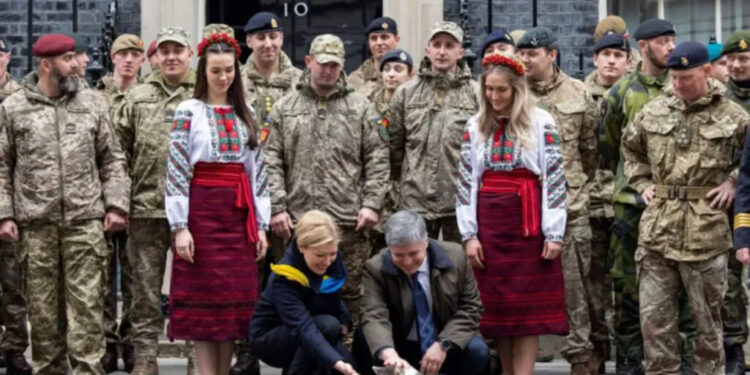 İngiltere’de Başbakanlık Ofisi’nin değişmeyen ismi kedi Larry