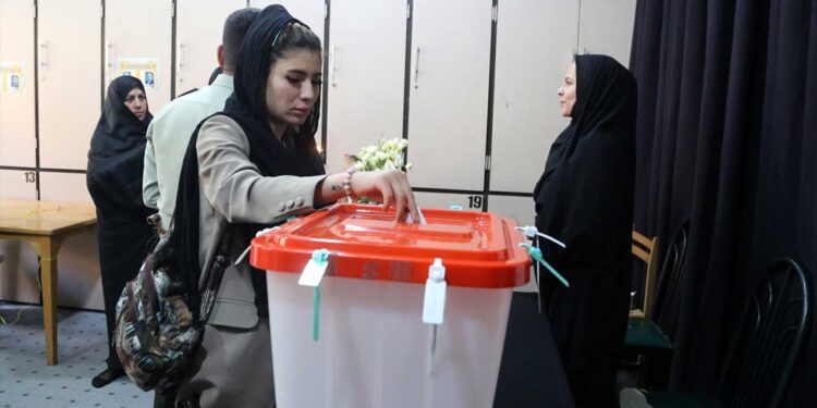 İran'da cumhurbaşkanı seçimlerinin ikinci turu için oy verme süreci başladı: İlk turu reformcu aday kazanmıştı