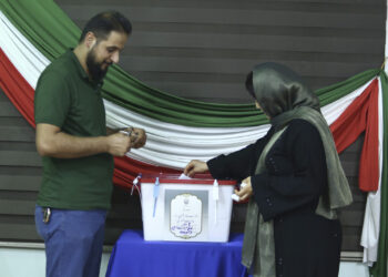 İran'da cumhurbaşkanlığı seçimi ikinci turunda oy verme süresi oy verme süresi üçüncü kez uzatıldı