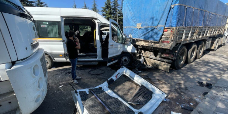 İşçi Servisleri Çarpıştı: 1 Ağır 21 Yaralı