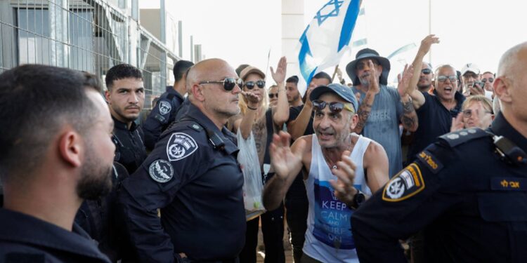 İsrail işkencehanesinde Filistinli esire kötü muameleden 9 askere gözaltı: Aşırı sağcılar, 'kahramanları' için ayaklandı