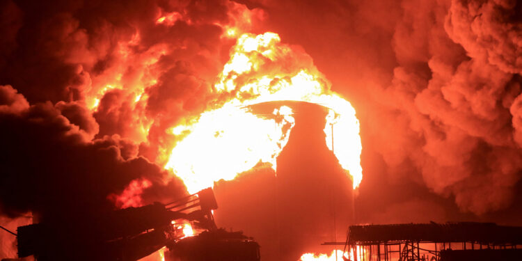 İsrail, misilleme için Yemen’e saldırdı; Hudeyde limanı alevler içinde kaldı