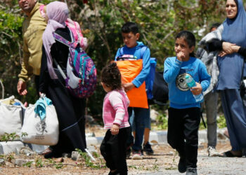 İsrail'in Han Yunus saldırıları: Binlerce Filistinli göçe zorlanıyor