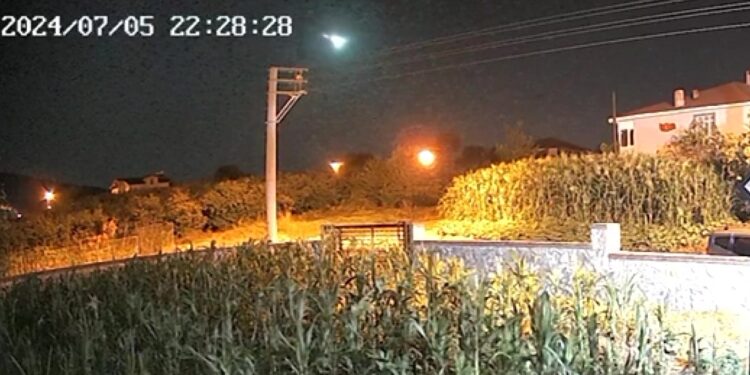 İstanbul ve çevre illerde göktaşı görüldü