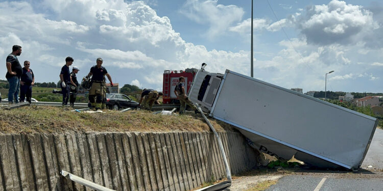 İstanbul'da Kaza: Kamyon Yan Yola Devrildi