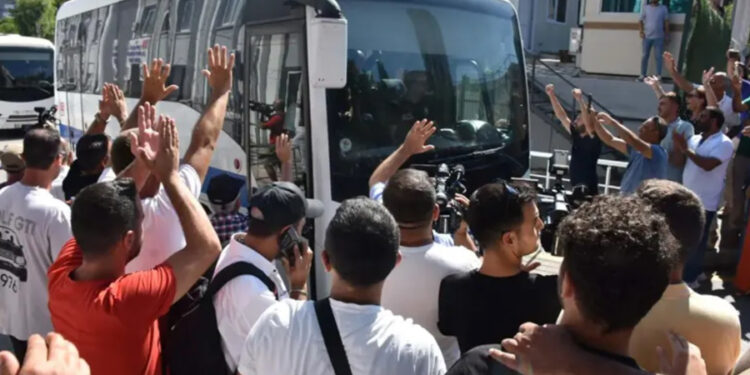 İzmir’de elektrik faciası: 27 şüpheli adliyeye sevk edilirken yakınları ‘hak, hukuk, adalet’ sloganı attı