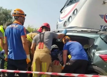 İzmir’de yolcu treni hemzemin geçitte otomobile çarptı: 3 ölü