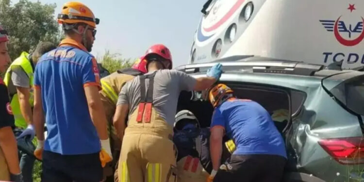 İzmir’de yolcu treni hemzemin geçitte otomobile çarptı: 3 ölü