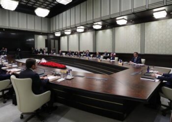 Kabinede gece yarısı depremi: İki bakan gitti