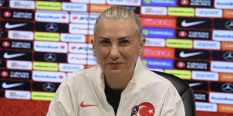 Kadın futboluna yatırım yapan bir ülkeye karşı kendi oyunumuzu oynayacağız