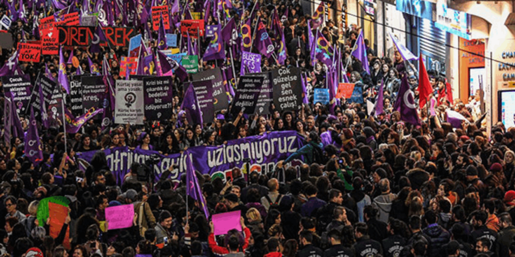 Kadınların Kararlılığı Geri Adım Attırdı: Soyadı Dayatması Yargı Paketinden Çıkarıldı