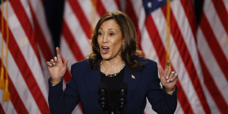 Kamala Harris İlk Seçim Mitinginde Trump'a Yüklendi: 'Nasıl Biri Olduğunu Biliyorum'