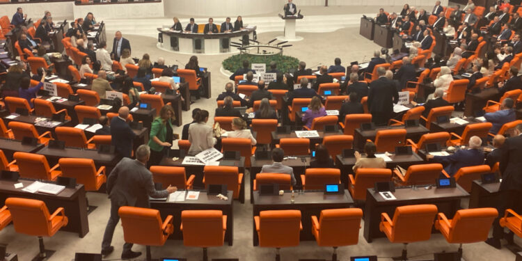 'Kanlı Yasa'nın İlk Beş Maddesi Meclis'te Kabul Edildi