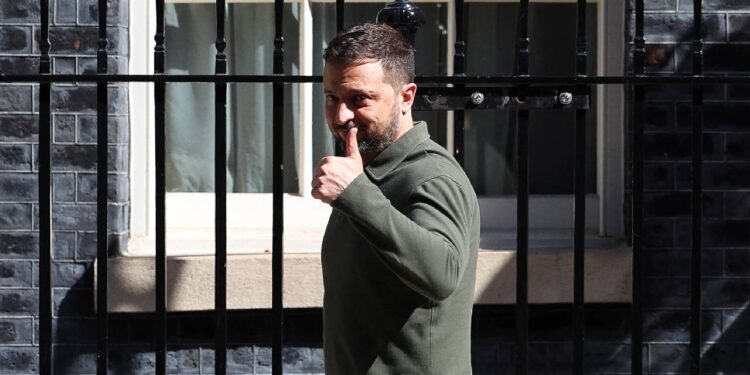 Kiev'in gönderdiği mesajları değerlendiren Kremlin, Zelenskiy iktidardayken Ukrayna'yla görüşmeye kapıyı kapatmadı