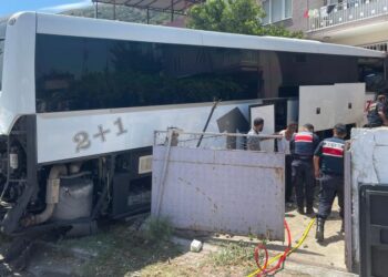 Kontrolden çıkan yolcu otobüsü eve çarptı: 1 ölü, çok sayıda yaralı var