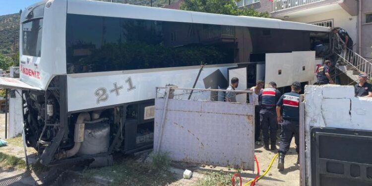 Kontrolden çıkan yolcu otobüsü eve çarptı: 1 ölü, çok sayıda yaralı var