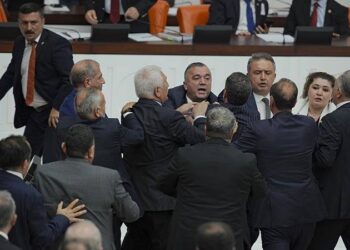 MHP’li ve İyi Partili vekiller arasında arbede!