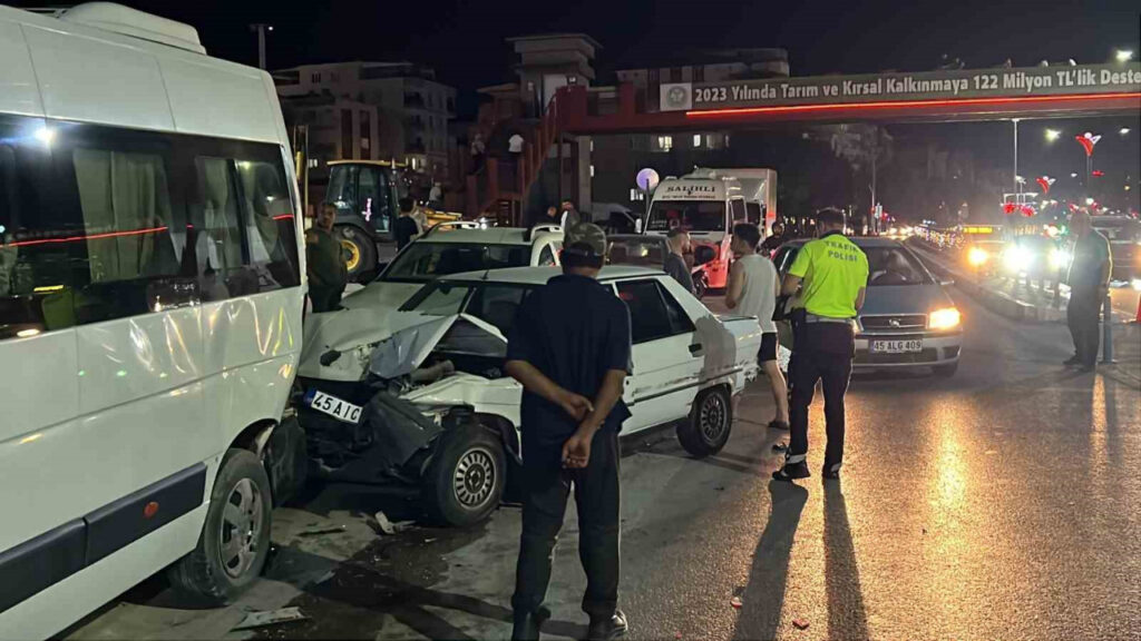 Manisa’da 4 Araçlı Zincirleme Kaza: Çok Sayıda Yaralı