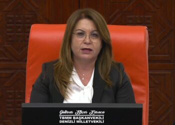 Meclis Başkanvekili Karaca kürsüde rahatsızlandı, Meclis oturumu kapandı