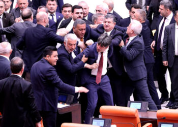 Meclis’te ‘Hırsız var’ kavgası: AKP’liler DEM Parti milletvekiline saldırdı