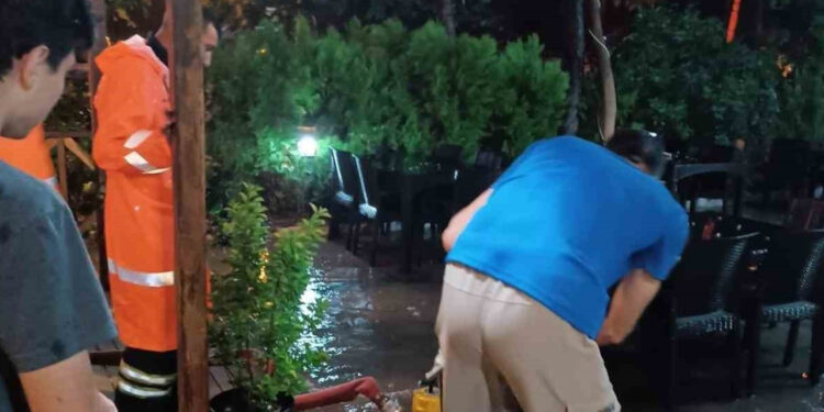 Meteoroloji Uyarmıştı! Bir Anda Başladı, 34 Evi Su Bastı
