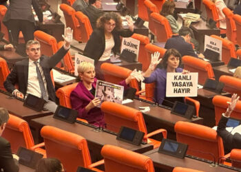 Milletvekillerinden 'Katliam Yasası'na Kanlı Eldiven Protestosu!