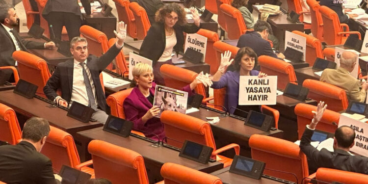 Milletvekillerinden 'Katliam Yasası'na Kanlı Eldiven Protestosu!