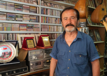 Müzikseverlere Nostaljik Yolculuk: Binlerce Plak ve Kaset Arşivi