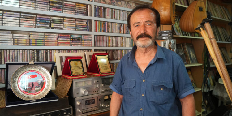 Müzikseverlere Nostaljik Yolculuk: Binlerce Plak ve Kaset Arşivi