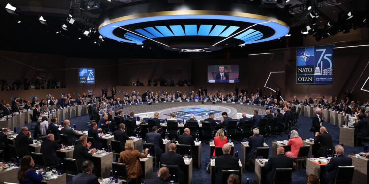 NATO Zirvesi'nde Kritik Gündem: Ukrayna, Rusya ve Otoriter Güçler