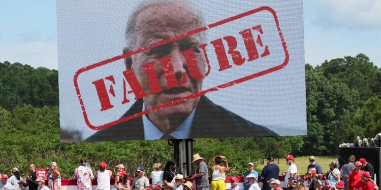 New York Times: Biden, bir müttefikine yarıştan çekilip çekilmemeyi tarttığını söyledi