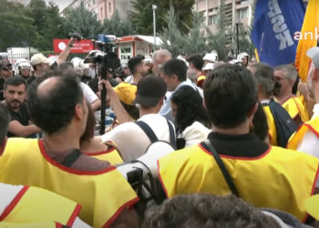 Öğretmenlerin eylemine polis engeli
