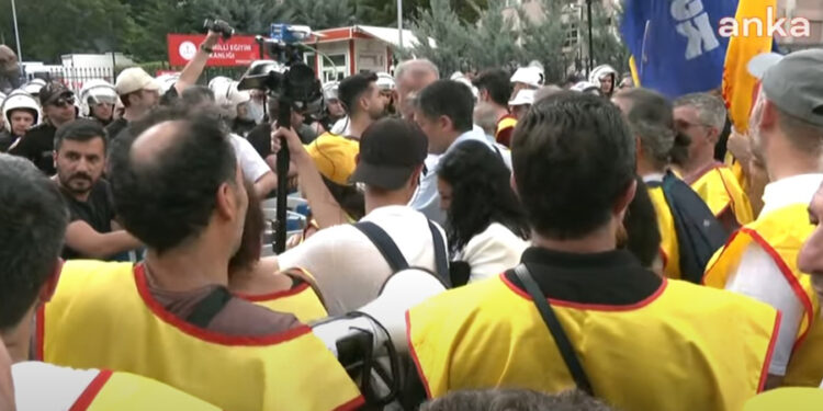 Öğretmenlerin eylemine polis engeli
