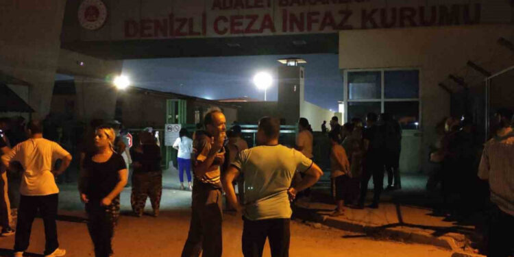 'Ölüm' İddiası Tutuklu Yakınlarını Panikletti: Cezaevi Önüne Gelen Aileleri Resmi Açıklama da İkna Etmeye Yetmedi