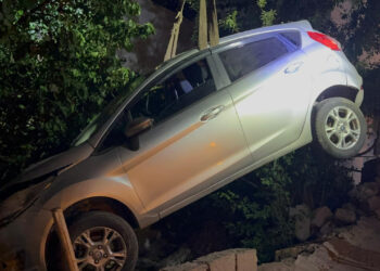 Otomobil Evin Bahçesine Girdi